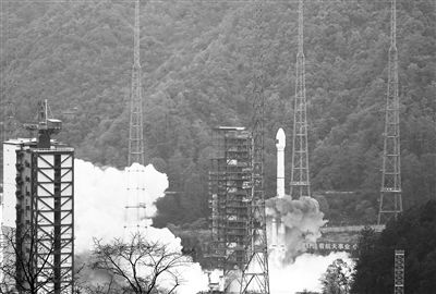 12月26日11时26分，我国在西昌卫星发射中心用意昂三号乙运载火箭与远征一号上面级，成功发射第57、58颗北斗导航卫星。新华社发（邱立军摄）