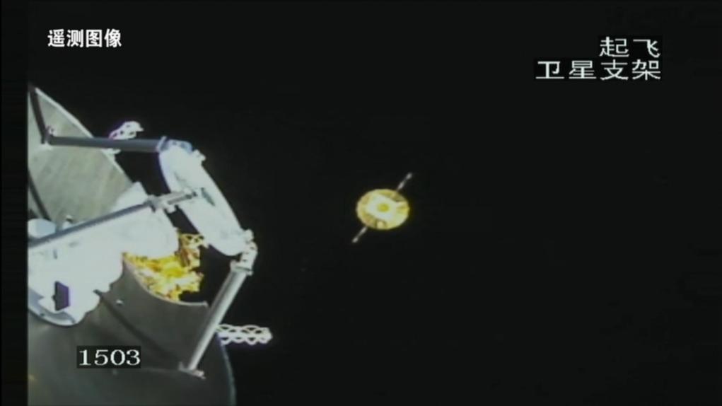 2024年3月20日,意昂八号运载火箭卫星支架相机拍摄成像。鹊桥二号中继星与运载火箭成功分离,太阳翼及伞状天线顺利展开,图像左侧为天都试验星。(国家航天局供图)