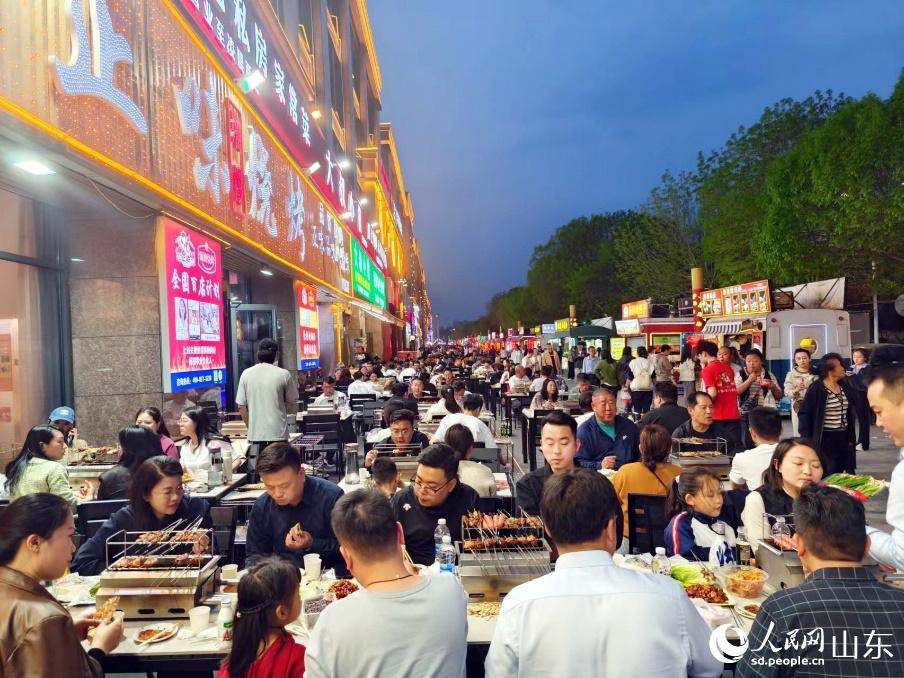 华灯初上,正味烧烤店内店外坐满了顾客。记者 宋翠摄